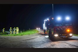 Aanhanger vol afval brand uit op parkeerplaats