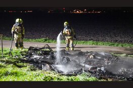 Aanhanger vol afval brand uit op parkeerplaats