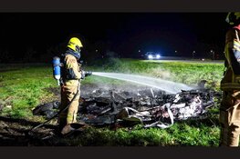 Aanhanger vol afval brand uit op parkeerplaats