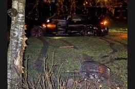 Auto uit de bocht gevlogen op de Rijperweg: aanzienlijke schade, bestuurder naar ziekenhuis