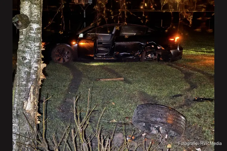 Auto uit de bocht gevlogen op de Rijperweg: aanzienlijke schade, bestuurder naar ziekenhuis