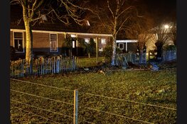 Auto uit de bocht gevlogen op de Rijperweg: aanzienlijke schade, bestuurder naar ziekenhuis