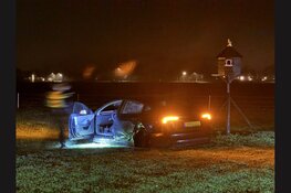 Auto uit de bocht gevlogen op de Rijperweg: aanzienlijke schade, bestuurder naar ziekenhuis