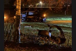 Auto uit de bocht gevlogen op de Rijperweg: aanzienlijke schade, bestuurder naar ziekenhuis