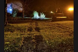 Auto uit de bocht gevlogen op de Rijperweg: aanzienlijke schade, bestuurder naar ziekenhuis