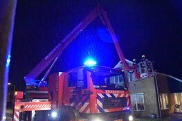 Brandweer blust brandende schoorsteen in Waarland