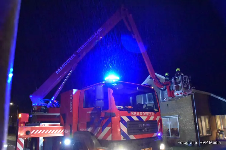 Brandweer blust brandende schoorsteen in Waarland