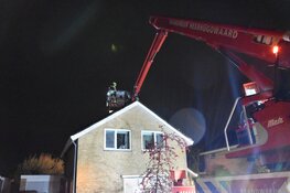 Brandweer blust brandende schoorsteen in Waarland