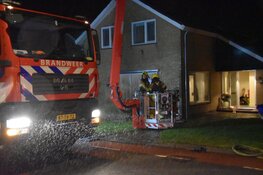 Brandweer blust brandende schoorsteen in Waarland