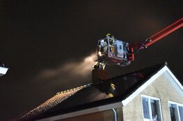 Brandweer blust brandende schoorsteen in Waarland