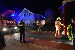 Brandweer blust brandende schoorsteen in Waarland