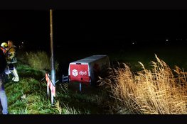 Bestelbus DPD eindigt in sloot Callantsoog