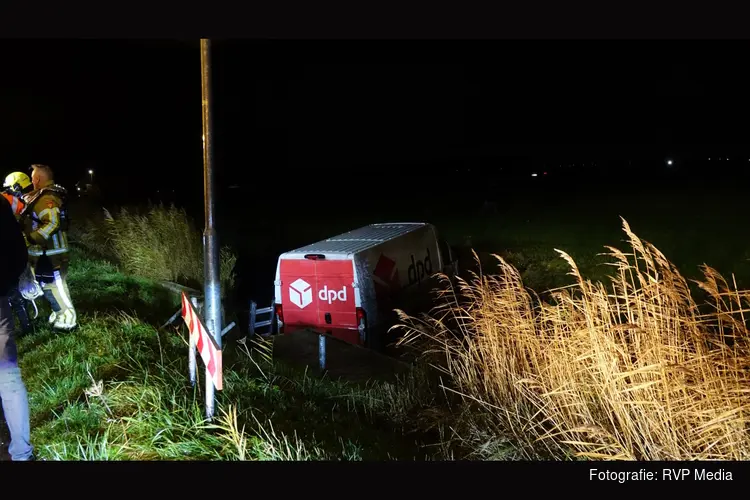 Bestelbus DPD eindigt in sloot Callantsoog