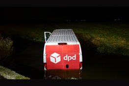 Bestelbus DPD eindigt in sloot Callantsoog