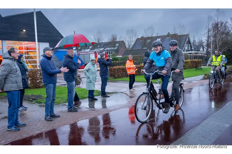 Fietsstraat Sportlaan in Warmenhuizen officieel geopend