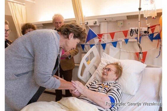 Uitreiking Koninklijke onderscheiding aan Nettie Wezelman-Winkel