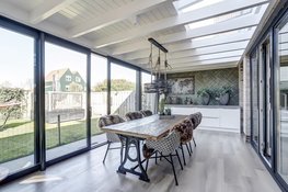 Klaversloot 41 in Broek op Langedijk, energiezuinige vrijstaande royale woning, gelegen aan het water, geschikt voor wonen en werken