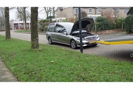 Brandweer rukt uit na rookontwikkeling in rouwauto