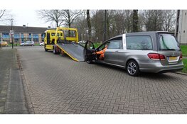 Brandweer rukt uit na rookontwikkeling in rouwauto