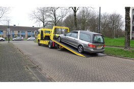 Brandweer rukt uit na rookontwikkeling in rouwauto