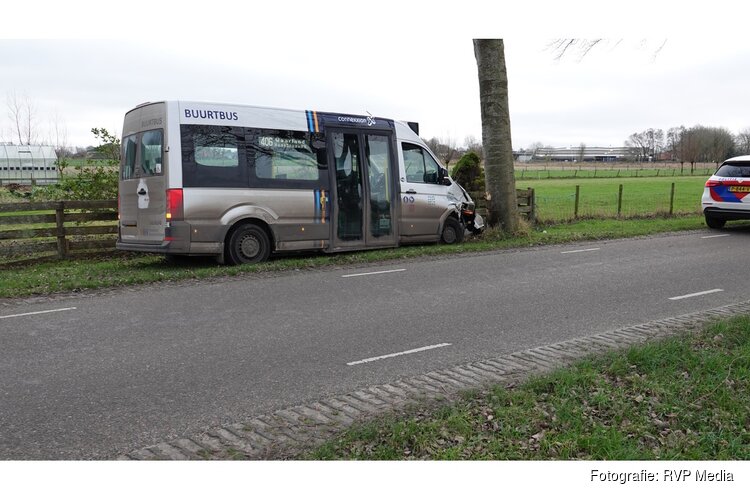 Buurtbus vliegt uit bocht en botst tegen boom in Waarland
