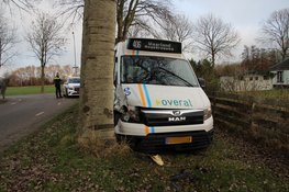 Buurtbus vliegt uit bocht en botst tegen boom in Waarland