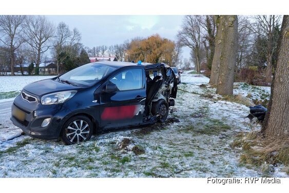 Auto raakt in de slip en botst hard op boom, gladheid vermoedelijke oorzaak