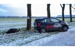 Auto raakt in de slip en botst hard op boom, gladheid vermoedelijke oorzaak