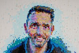 Wouter Monden presenteert ’Met Blokjes’ cabaret dat ergens over gáát in Scagon De Luxe