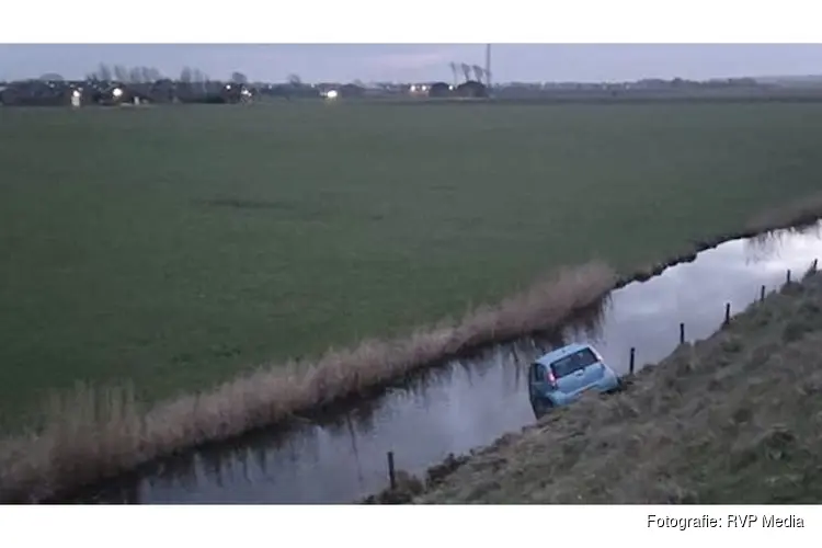 Auto belandt in sloot bij eenzijdig waterongeval in Sint Maarten