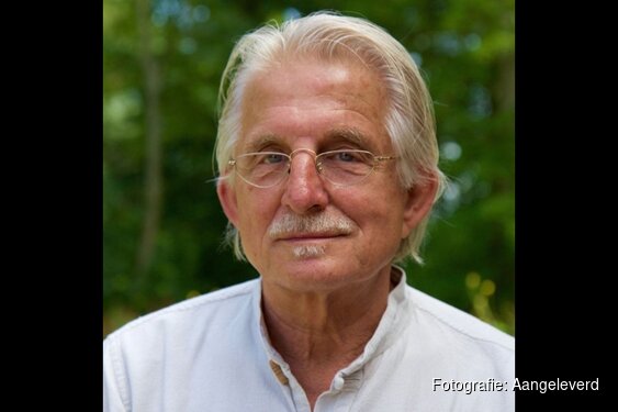 Frans Bromet als gast  bij Kunst Verklaard  in Scagon De Luxe