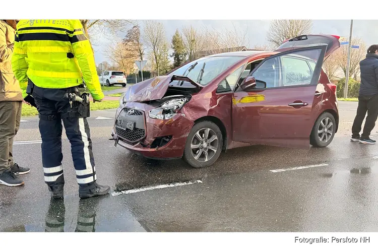 Flinke klap op Andries Dekkerweg in Waarland,wegdeels afgezet