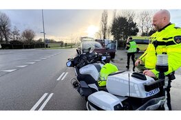 Flinke klap op Andries Dekkerweg in Waarland,wegdeels afgezet