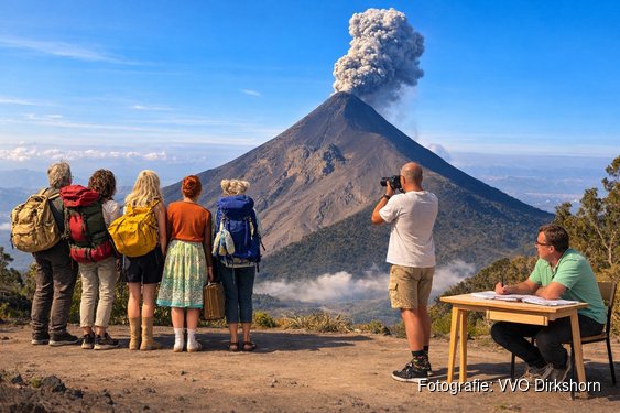 Toneelgroep VVO presenteert o.l.v. regisseur Marius Prein op vrijdag 27 en zaterdag 28 maart het absurd komische toneelstuk ‘Red me (niet)’ van Frank Roumen.