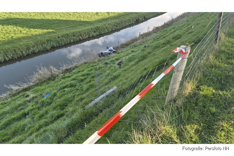 Motorrijder raakt zwaargewond na crash op Westfriese Zeedijk