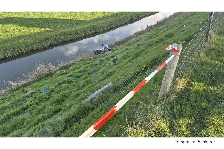 Motorrijder raakt zwaargewond na crash op Westfriese Zeedijk