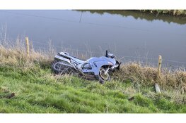 Motorrijder raakt zwaargewond na crash op Westfriese Zeedijk