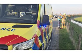 Motorrijder raakt zwaargewond na crash op Westfriese Zeedijk
