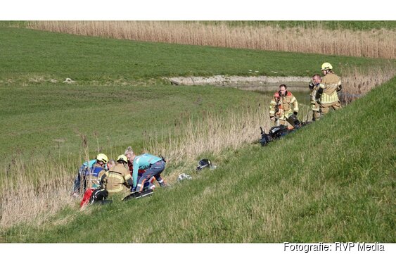 Motorrijder zwaargewond na ongeval op dijk, traumahelikopter geland