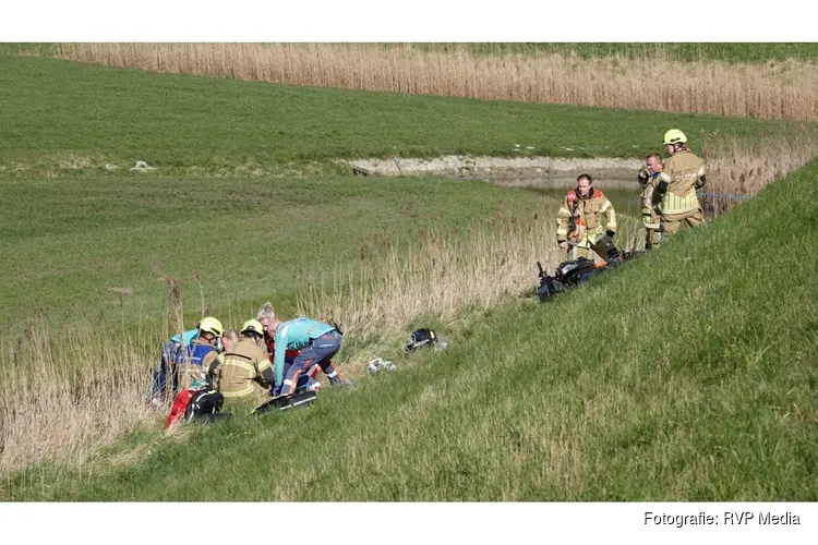 Motorrijder zwaargewond na ongeval op dijk, traumahelikopter geland