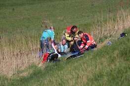Motorrijder zwaargewond na ongeval op dijk, traumahelikopter geland