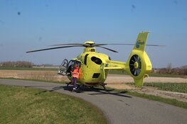 Motorrijder zwaargewond na ongeval op dijk, traumahelikopter geland
