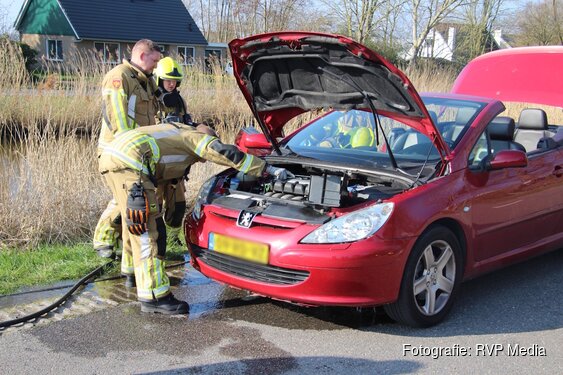 Brandje onder motorkap van auto moeilijk te blussen