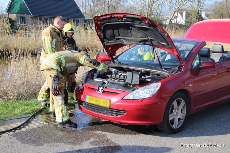 Brandje onder motorkap van auto moeilijk te blussen