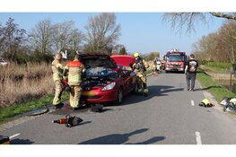 Brandje onder motorkap van auto moeilijk te blussen