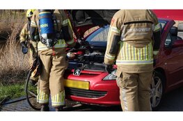 Brandje onder motorkap van auto moeilijk te blussen