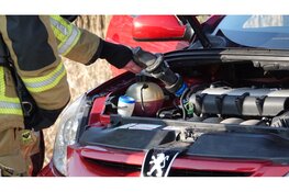 Brandje onder motorkap van auto moeilijk te blussen