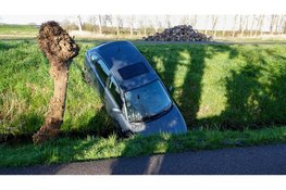 Auto belandt met neus in sloot, geen bestuurder te bekennen
