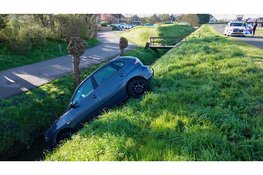 Auto belandt met neus in sloot, geen bestuurder te bekennen