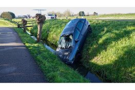 Auto belandt met neus in sloot, geen bestuurder te bekennen